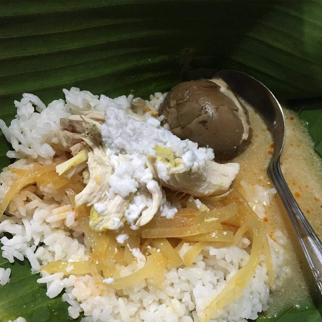 hengky_kik's tweet image. Sego liwet Yu Sarmi ini slah satu mkanan khas solo, cocok bgt  buat sarapan/makan malem. Gampang jg ditemuin di jalanan sktar solo.Lksi : loji wetan
Price : 18k (nasi liwet, ayam suwir, telur utuh, kerupuk kulit, teh tawar anget) #Segoliwet #kulinersolo @InfoSolo @Jateng_Twit