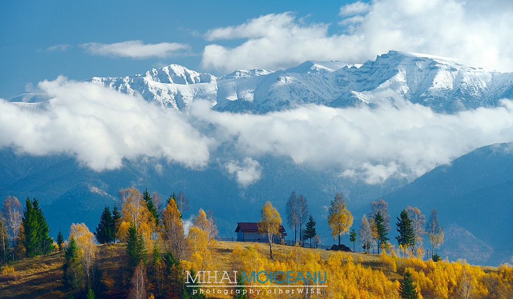 mihai_moiceanu's tweet photo. It's not Annapurna, nor something from Himalaya, is in Romania, Bucegi Mountains as seen from Pestera village in late fall. The highest peak is called Omu and is 2507 m above sea level. #PhotoTOURcuMihaiMoiceanu #Transilvania #Bran #Magura #Pestera #Fall #Winter #Snowcap #Romania https://t.co/KfxQ4D7Gv6