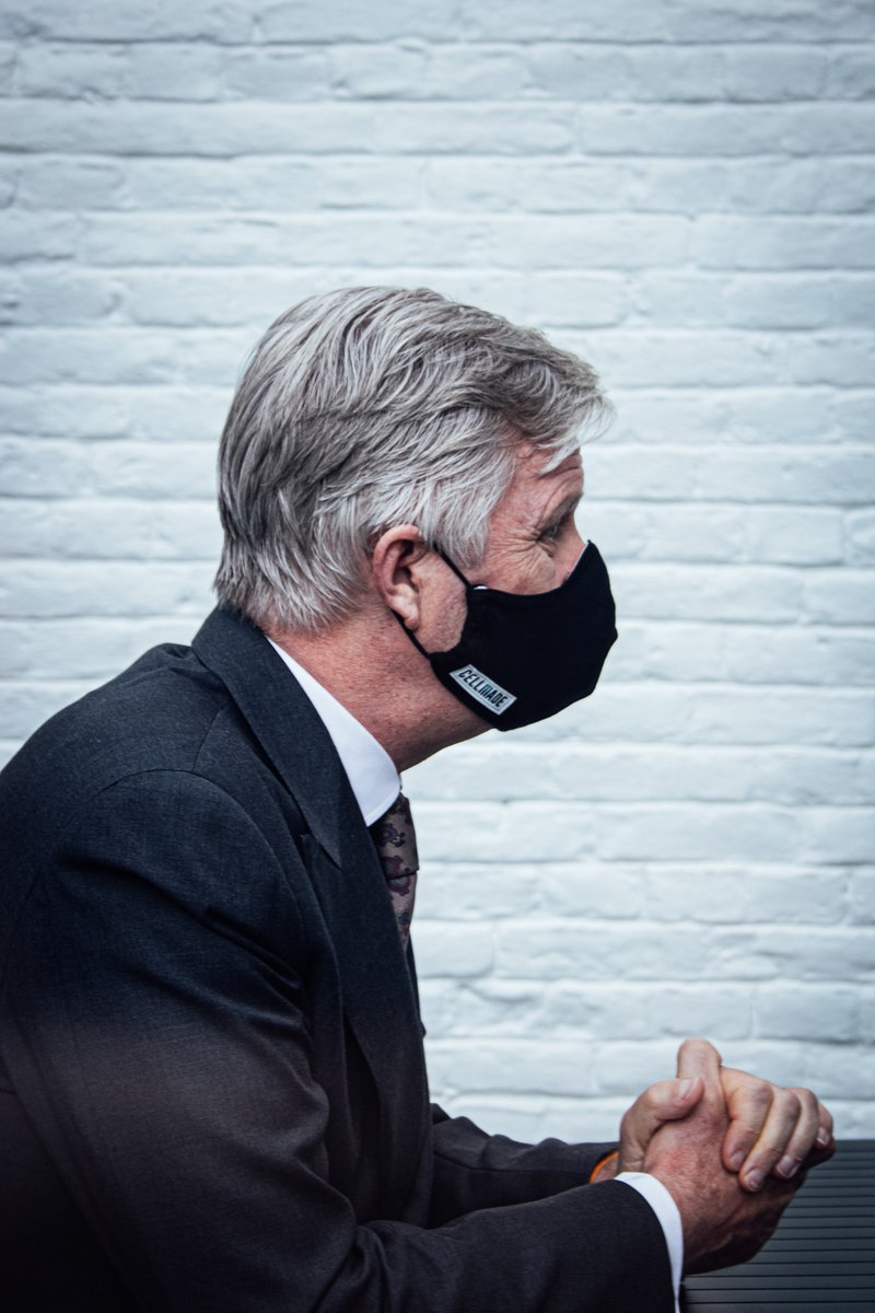 SPFJustice's tweet photo. Lors de la visite, le Roi portait un masque #Cellmade. Les #détenus ont déjà confectionné 122 000 masques buccaux. Le @SPFJustice remercie le Roi pour le soutien et l'intérêt. Cette visite est un encouragement fort pour le personnel et les détenus. @MonarchieBe @K_VanDeVijver https://t.co/EaJgGR1VVP