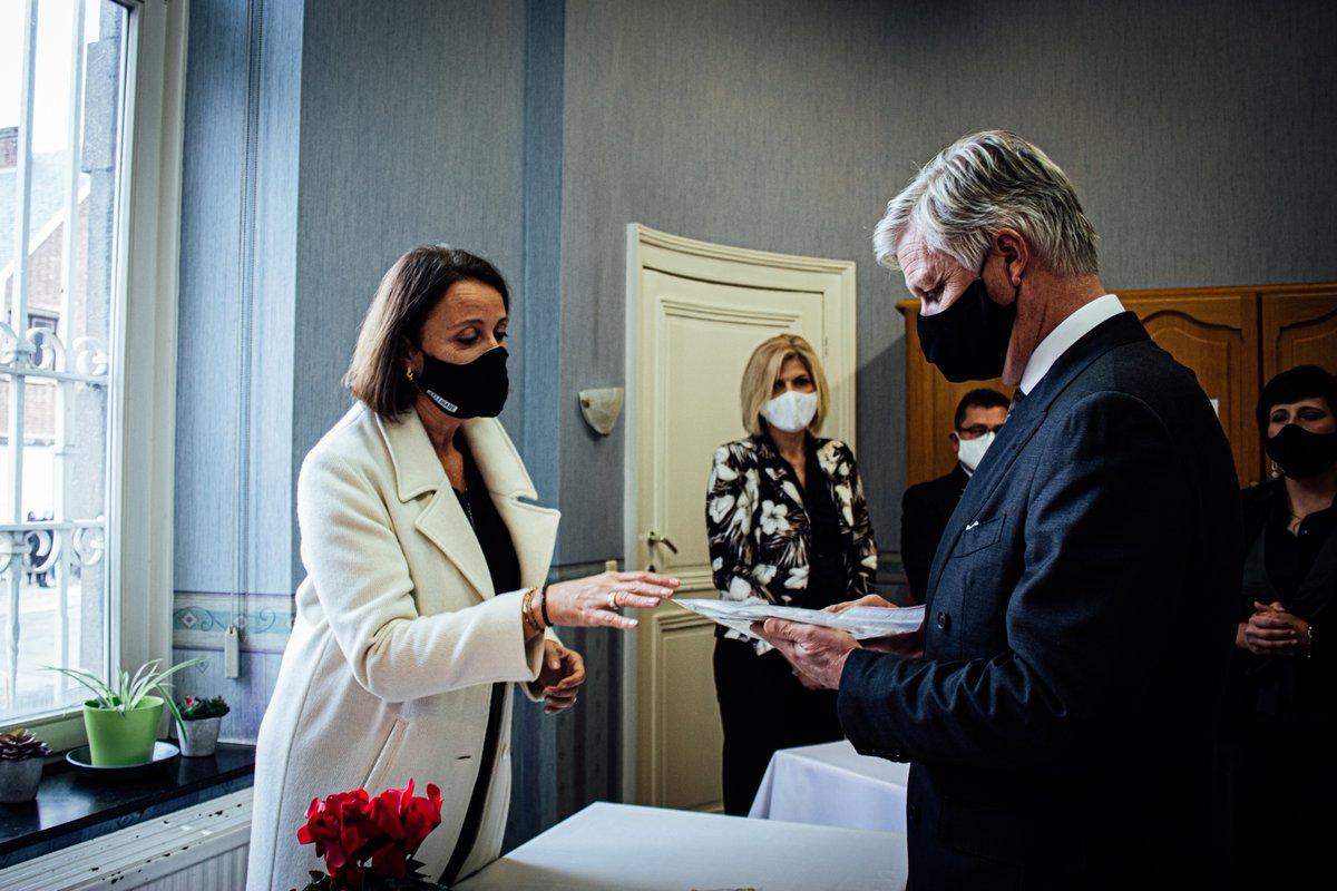 SPFJustice's tweet photo. Lors de la visite, le Roi portait un masque #Cellmade. Les #détenus ont déjà confectionné 122 000 masques buccaux. Le @SPFJustice remercie le Roi pour le soutien et l'intérêt. Cette visite est un encouragement fort pour le personnel et les détenus. @MonarchieBe @K_VanDeVijver https://t.co/EaJgGR1VVP