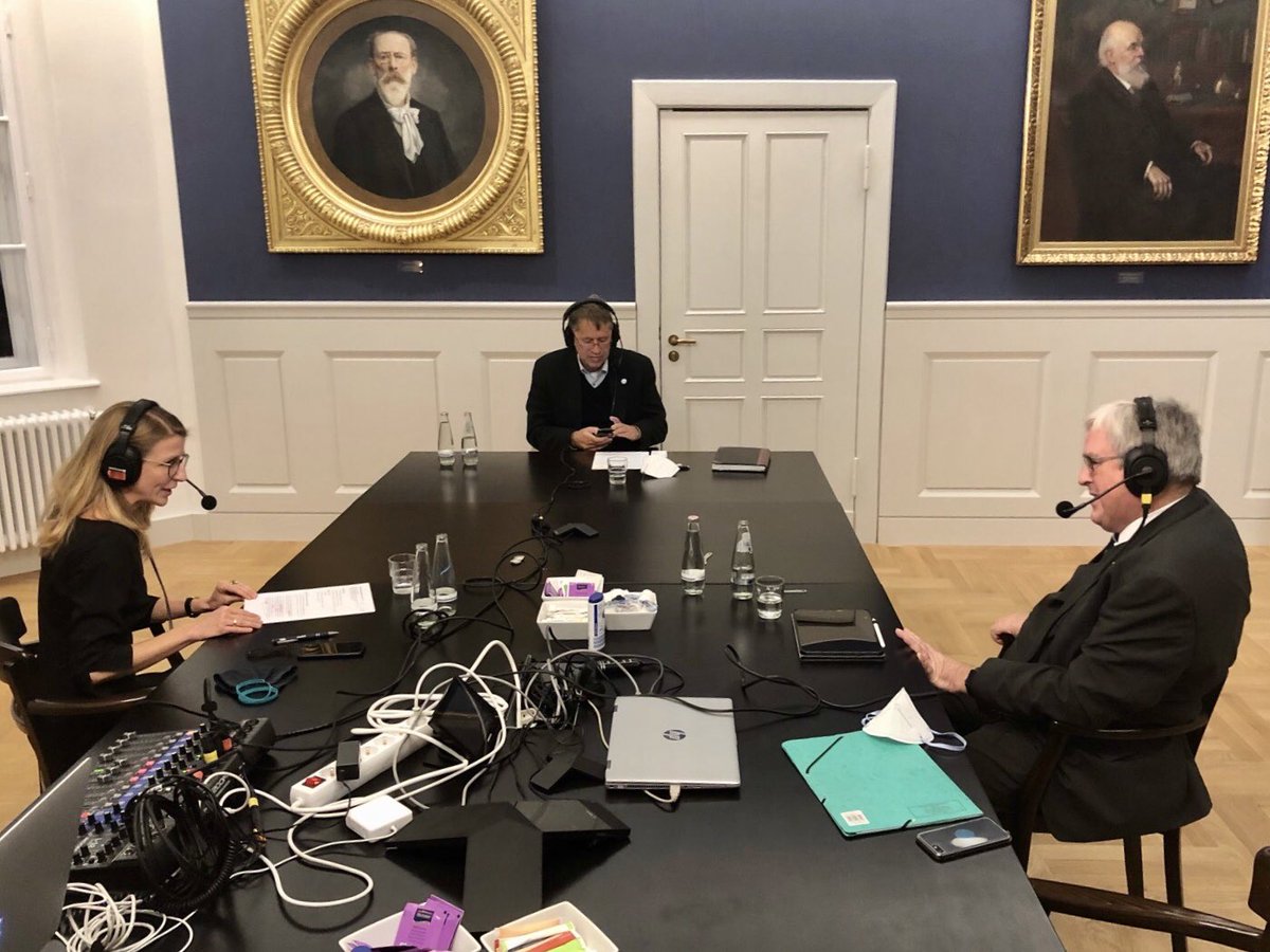 joergstb's tweet photo. Podcast-Aufzeichnung @ChariteBerlin. Mit Prof. Dr. Heyo Kroemer (CEO Charité Universitätsmedizin) spreche ich über #Gesundheitswirtschaft in #Brandenburg. #HealthCapital ist ein Beschäftigungsmotor:
➡️Treibt Innovationen voran
➡️Vernetzt Wissenschaft, Wirtschaft & Versorgung https://t.co/jFKk45HLbZ