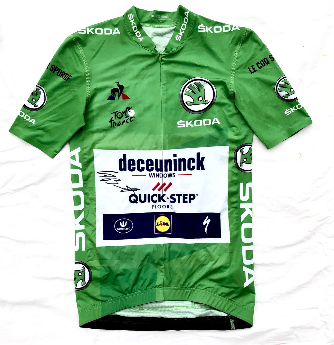 RaynerFnd's tweet photo. The #RaynerDinner2020 Auction is still LIVE 

bringing in the bids is this beautiful green jersey as won by and signed by @Sammmy_Be @LeTour 

Donated to the #DaveRaynerFund by #Skoda who sponsor this jersey.

DM's are open on our social media channels. 

💚 https://t.co/yhm0bLG4qJ