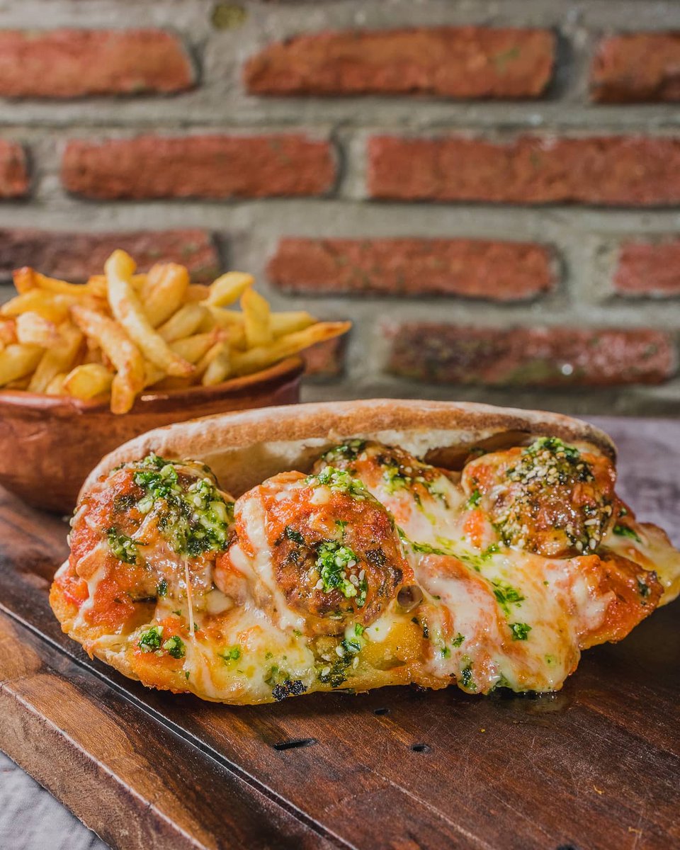Especial de Jueves!
.
-Meatball Sandwich
.
Sandwich de albóndigas con muzzarella, salsa pomodoro y pesto, en pan 100% casero