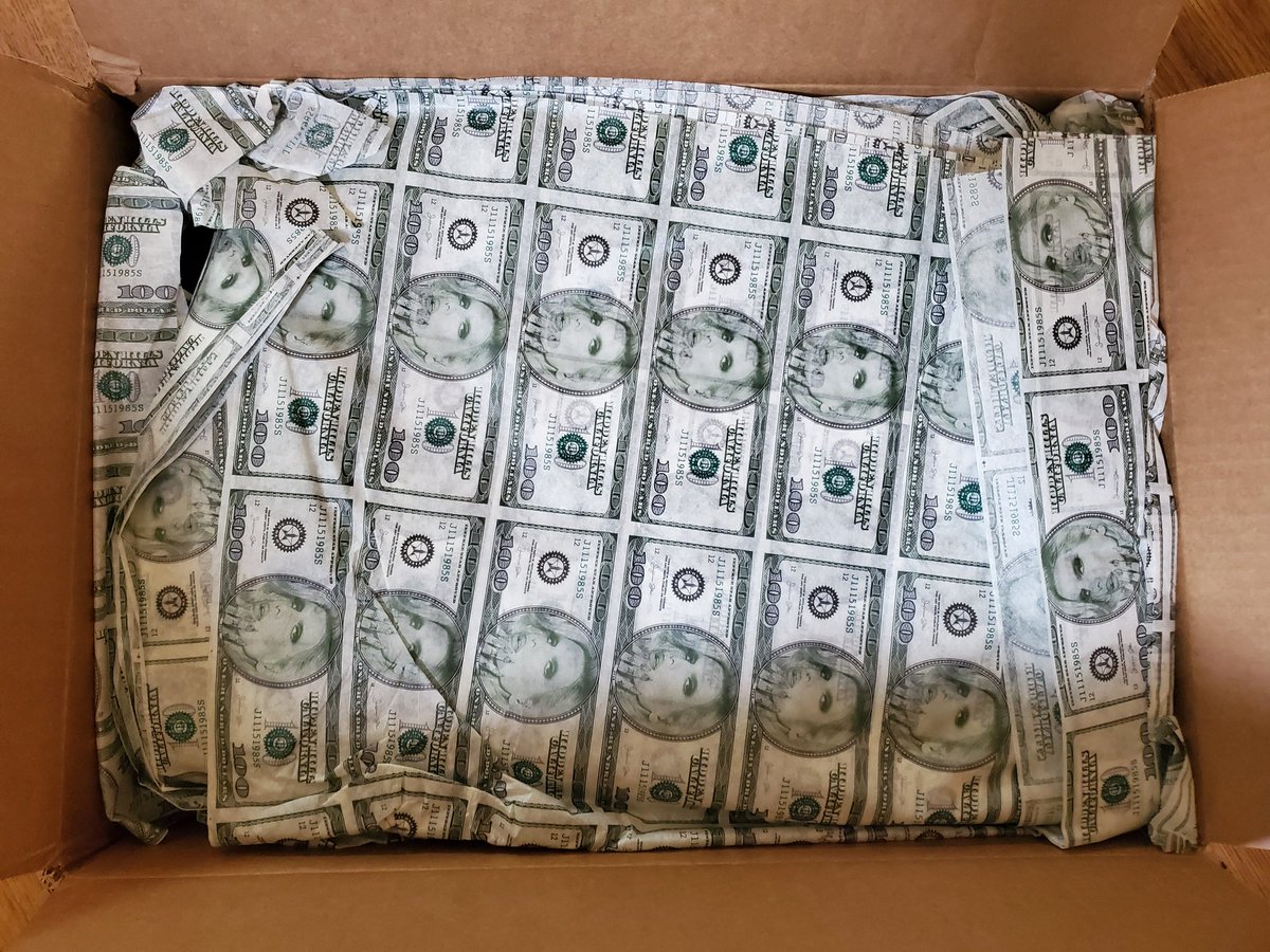 Chels8NS8's tweet photo. Yes ladies &amp; gents.... it's been done, Jeffree Lynn has OUTDONE HIMSELF AGAIN!!! I really am speechless.... the products &amp; packaging are fucking ☆S-T-U-N-N-I-N-G☆ 🤤
Thank you!!!! 
🩸💸💵💫👑🤑🖤💚
@JeffreeStar #jeffreestar #bloodmoney #WOW #outdone #perfection https://t.co/teID5TKa1o