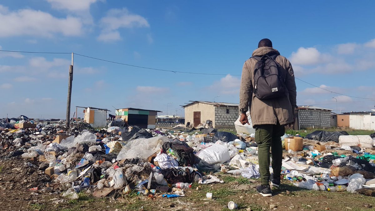 aboubakar_soum's tweet image. L’agricoltura green è anche permettere ai braccianti, che abitano qui a Borgo Mezzanone (FG), di vivere come esseri umani e di rispettare l’ambiente. La #Patentedelcibo, apprezzata e mai implementata da @GiuseppeConteIT, lo consentirebbe. #primagliesseriumani #nonsonoinvisibile