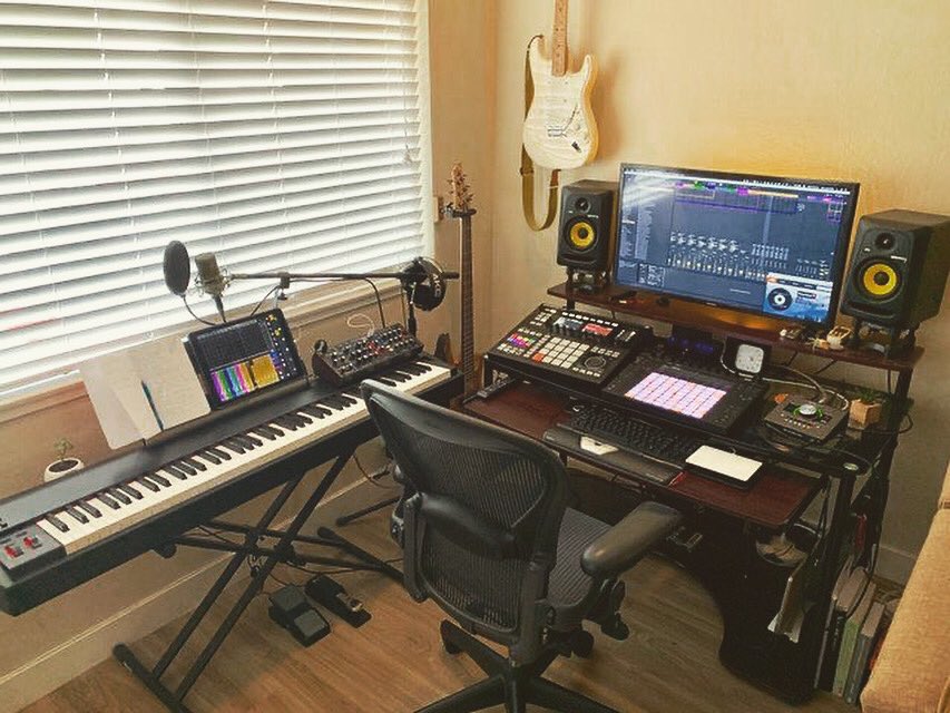globaldjsguide's tweet photo. Would you make better music in here??🤔 🎹🎧🎶🖥💻
More at https://t.co/1ufs5dwq0v
#globaldjsguide #musicstudio #homerecordingstudio #musicproducer #musicproduction #electronicmusicproducer #studiogear https://t.co/qMvl79tQqM