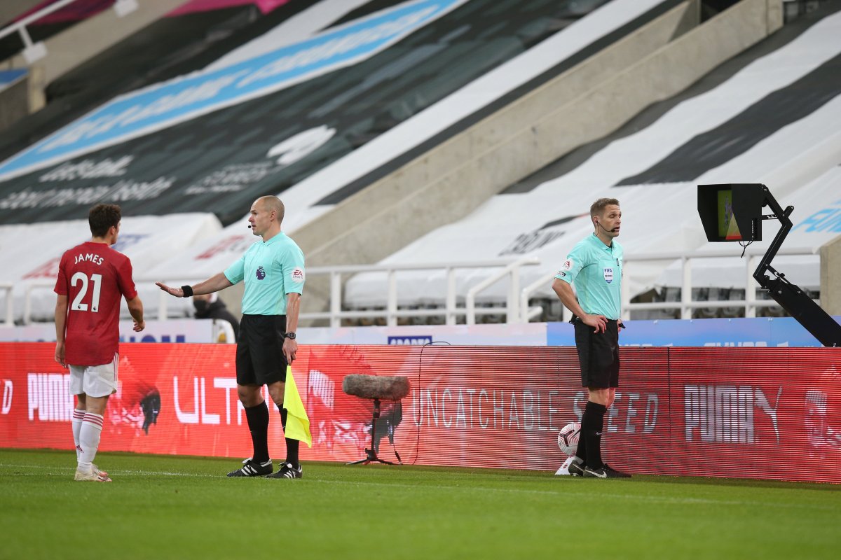 SPORTSCIRCUSINT's tweet image. Former Premier League official Mark Halsey slams current standard of refereeing in football and bemused by Liverpool VAR call dlvr.it/Rm278f