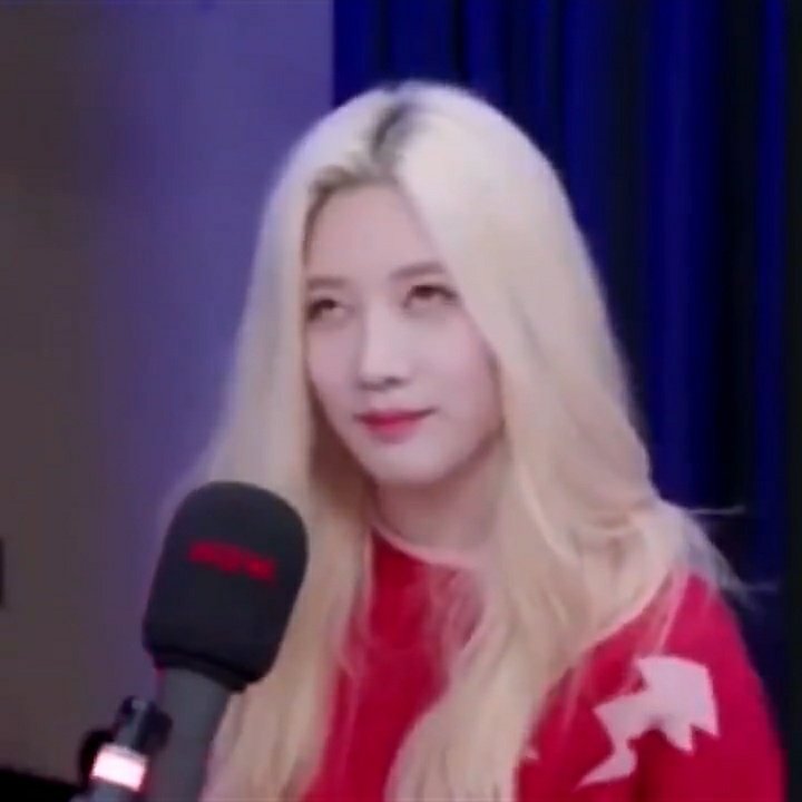 heejinvcr's tweet photo. nada é mais engraçado que as reações da lip depois de fazer aegyo, ela odeia cada segundo KJKKJJKKKJKK https://t.co/xSLcjgIzNa