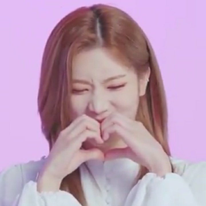 heejinvcr's tweet photo. nada é mais engraçado que as reações da lip depois de fazer aegyo, ela odeia cada segundo KJKKJJKKKJKK https://t.co/xSLcjgIzNa