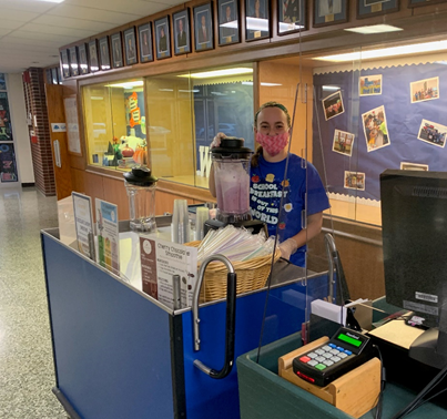 CCCNutrition's tweet photo. #RD2be Sarah Sofia, blending up some breakfast at Warrior Run Middle School’s new Smoothie Station! #CCCInternsinAction #cccNutrition #schoolbreakfastisoutofthisworld https://t.co/2BUnFQ92CL