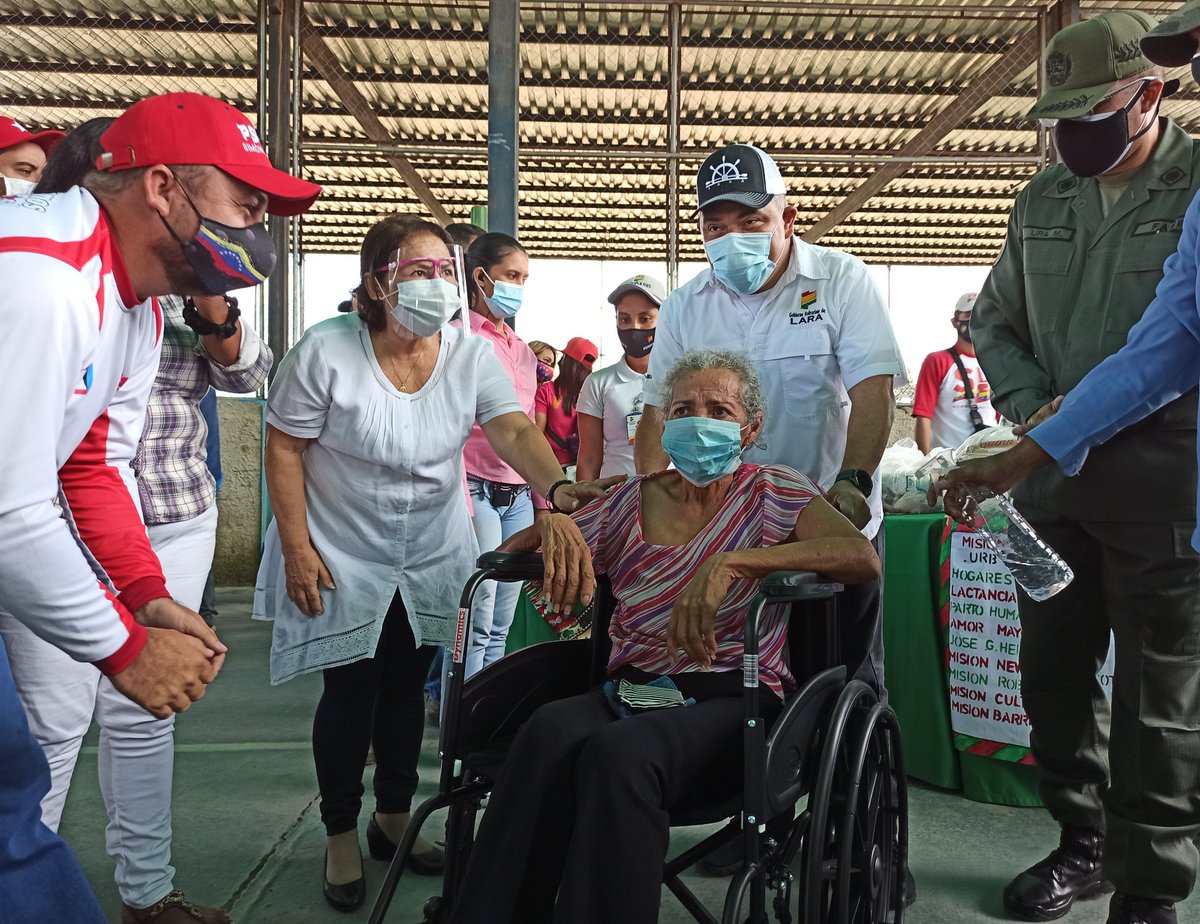 AdolfoP_Oficial's tweet photo. #19Nov Junto a nuestro equipo de #Fundasel y Alcaldesa @MirnaT_Vies entregamos ayudas técnicas y sociales a los habitantes de la comunidad Manuelita Sáenz, municipio Palavecino. 

#TodosPorTiLara
#CambioDeTimonel
#CLAPEnVanguardia https://t.co/4SsbAnSpZ7