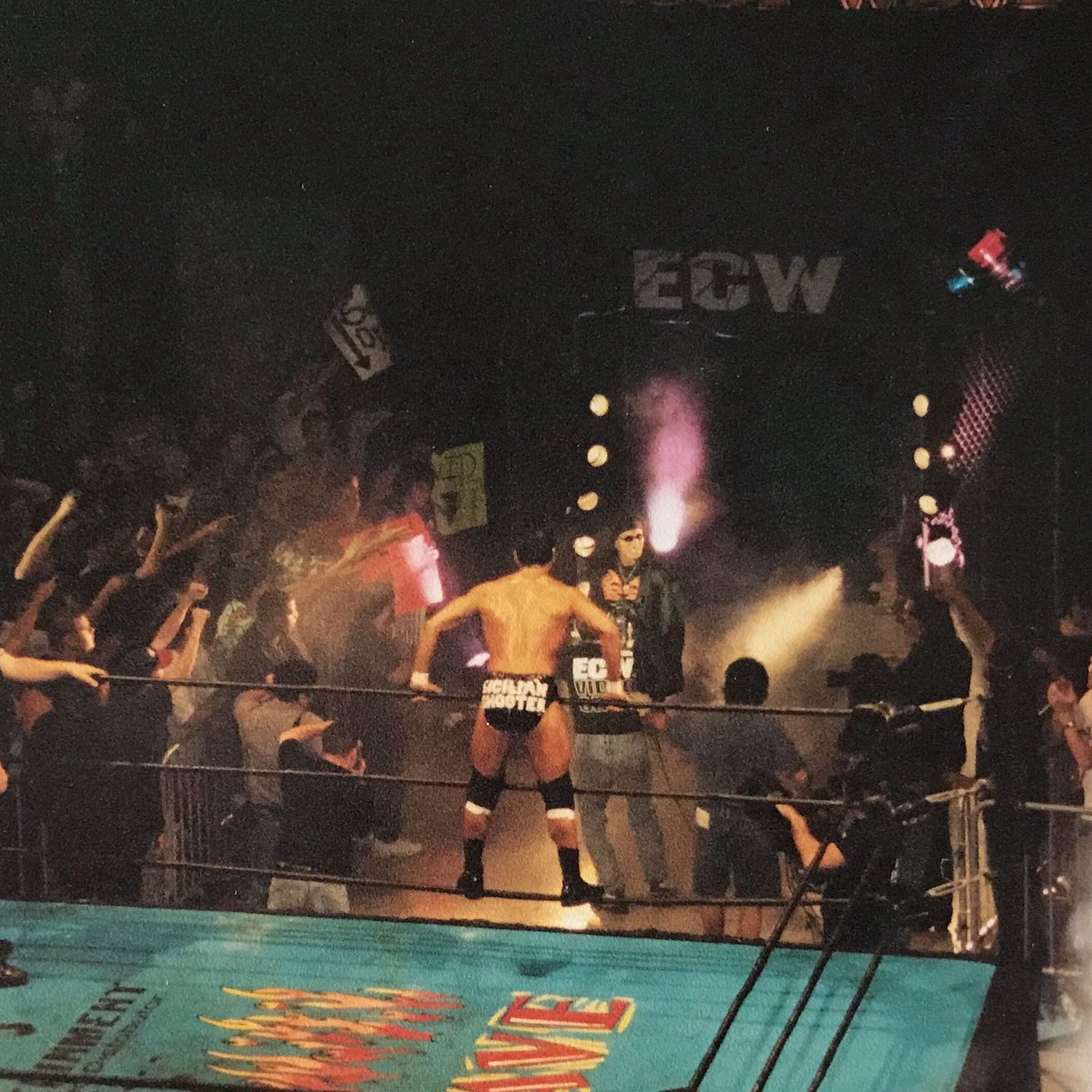extremesuperfc's tweet photo. Another #Heatwave2000 throwback. @PsicosisOficial making his way to the ring as @nunzio_guido looks on π₯ #ECW #GrandOlympicAuditorium #tbt https://t.co/KH2km1kmRd