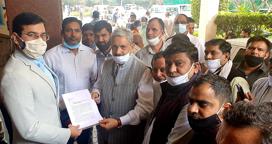 INCHaryana's tweet image. भाजपा-जजपा सरकार द्वारा MBBS की फीस में बेशुमार बढ़ोतरी के विरोध में गुरुग्राम कांग्रेस द्वारा महामहिम राज्यपाल महोदय के नाम उपायुक्त गुरुग्राम को ज्ञापन सौंपा गया।

#JusticeForMBBSStudents