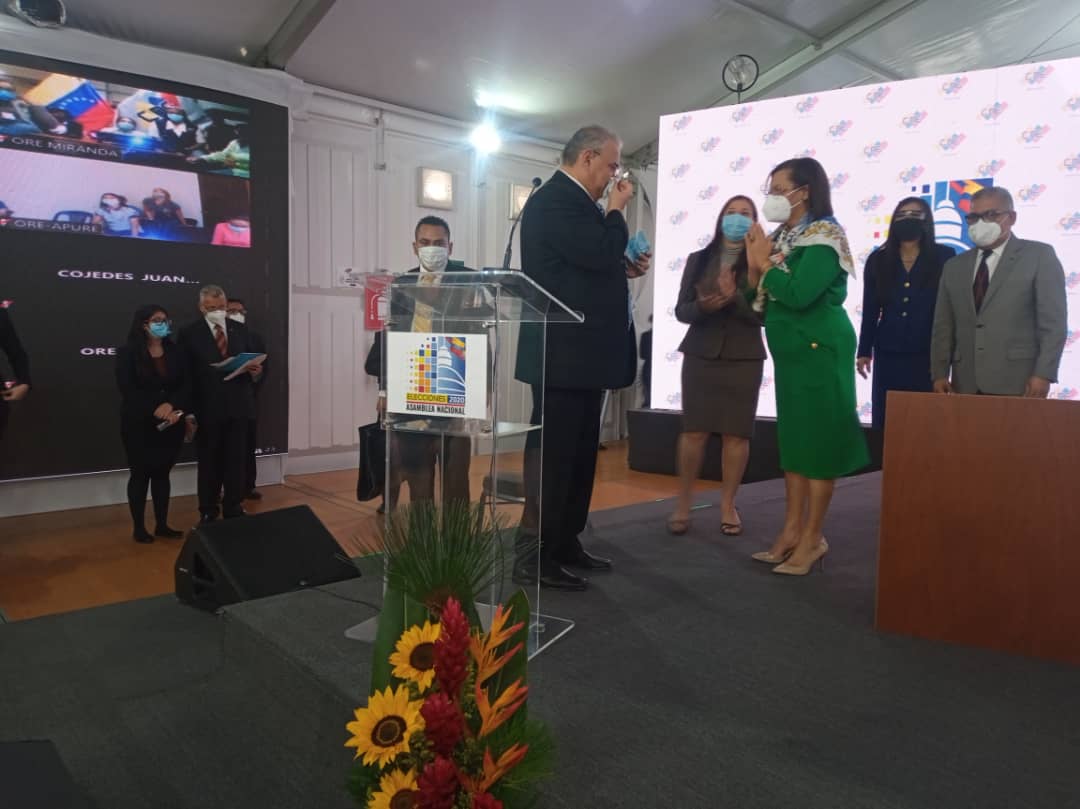 cneesvzla's tweet photo. #19Nov, Día del Funcionario y la Funcionaria Electoral, la presidenta del @ve_cne, Indira Alfonzo, junto a las autoridades del Poder Electoral, rindieron homenaje a las trabajadoras y los trabajadores por su labor en pro del fortalecimiento de la Democracia.

CNE #TiempoDeElegir https://t.co/OpVyANV4G2
