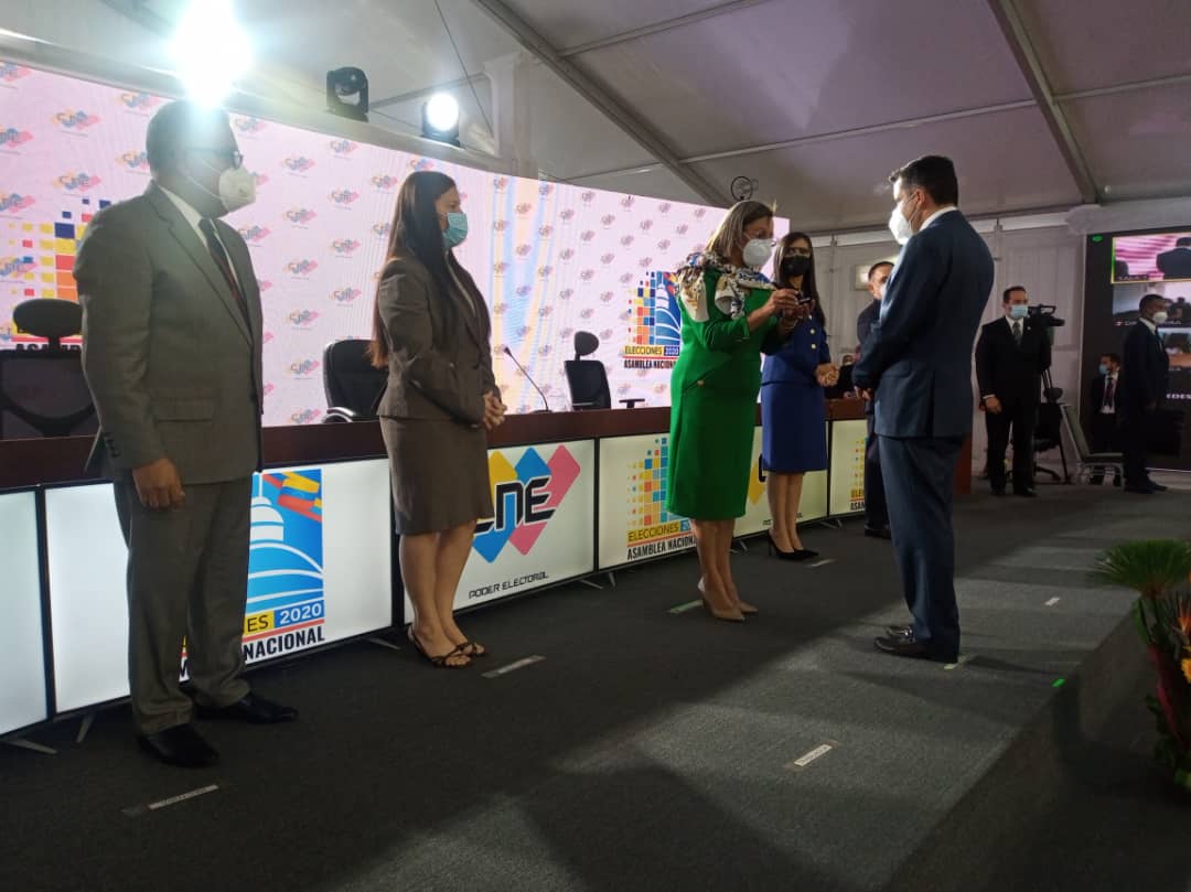 cneesvzla's tweet photo. #19Nov, Día del Funcionario y la Funcionaria Electoral, la presidenta del @ve_cne, Indira Alfonzo, junto a las autoridades del Poder Electoral, rindieron homenaje a las trabajadoras y los trabajadores por su labor en pro del fortalecimiento de la Democracia.

CNE #TiempoDeElegir https://t.co/OpVyANV4G2
