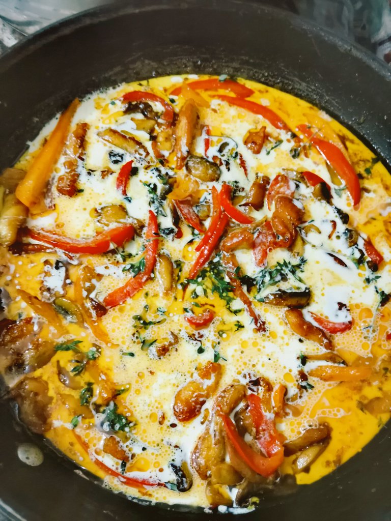 thandiemartin's tweet photo. Creamy Chicken Mushroom with red pepper  #Capsicumtalent
@capsicumcooking @JoziStyle 
For the love of Pasta ❤💛💙💜 https://t.co/VeAUbnHjV3