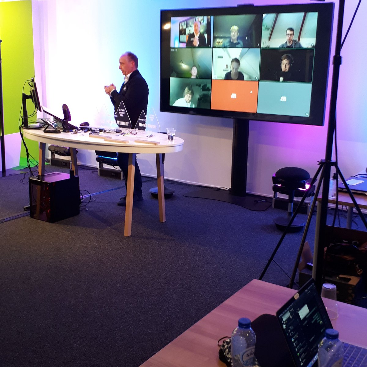 liesbeth_horstm's tweet photo. Live in de studio!! De finale van de #hackathon #FPDhack @EnergyCollege @ProvDrenthe @DrentheCollege @Noorderpoort @FrieslandColl @Alfacollege @NordwinCollege @GemeenteEmmen @provfryslan @wij_techniek https://t.co/vUTrb4eDOQ