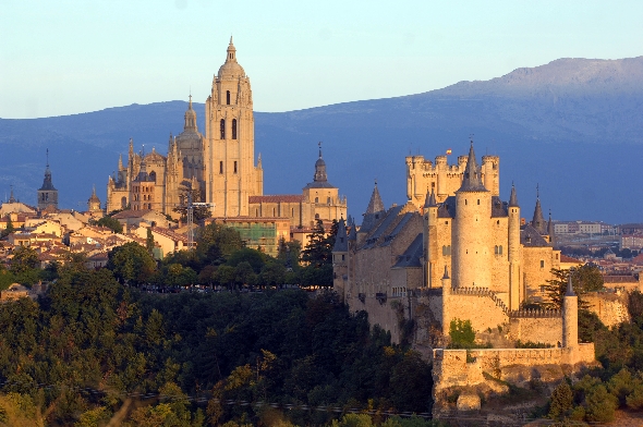 coralalvarezz's tweet photo. En esta fotografía podemos ver la ciudad de Segovia (Castilla y León), una de las más bonitas del país. Podemos identificar la Catedral, el Alcázar, la urbe y sus montañosos alrededores. #mipaisaje #DCSUVA #Segovia #CastillayLeon @segovia_es @CyLesVida https://t.co/yGZiPsLCpa