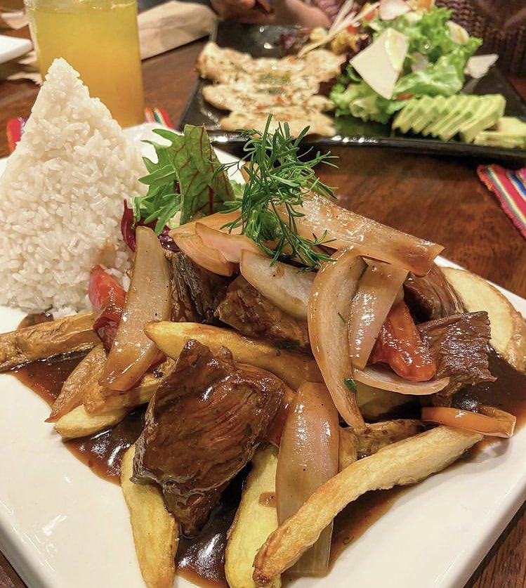 Buenas tardes #FelizJueves almorzando un #lomosaltado #polloalaparrilla #chilcanodemaracuya  #peruvianfood #lima  #peru 🙏😋😋🇵🇪👍💪