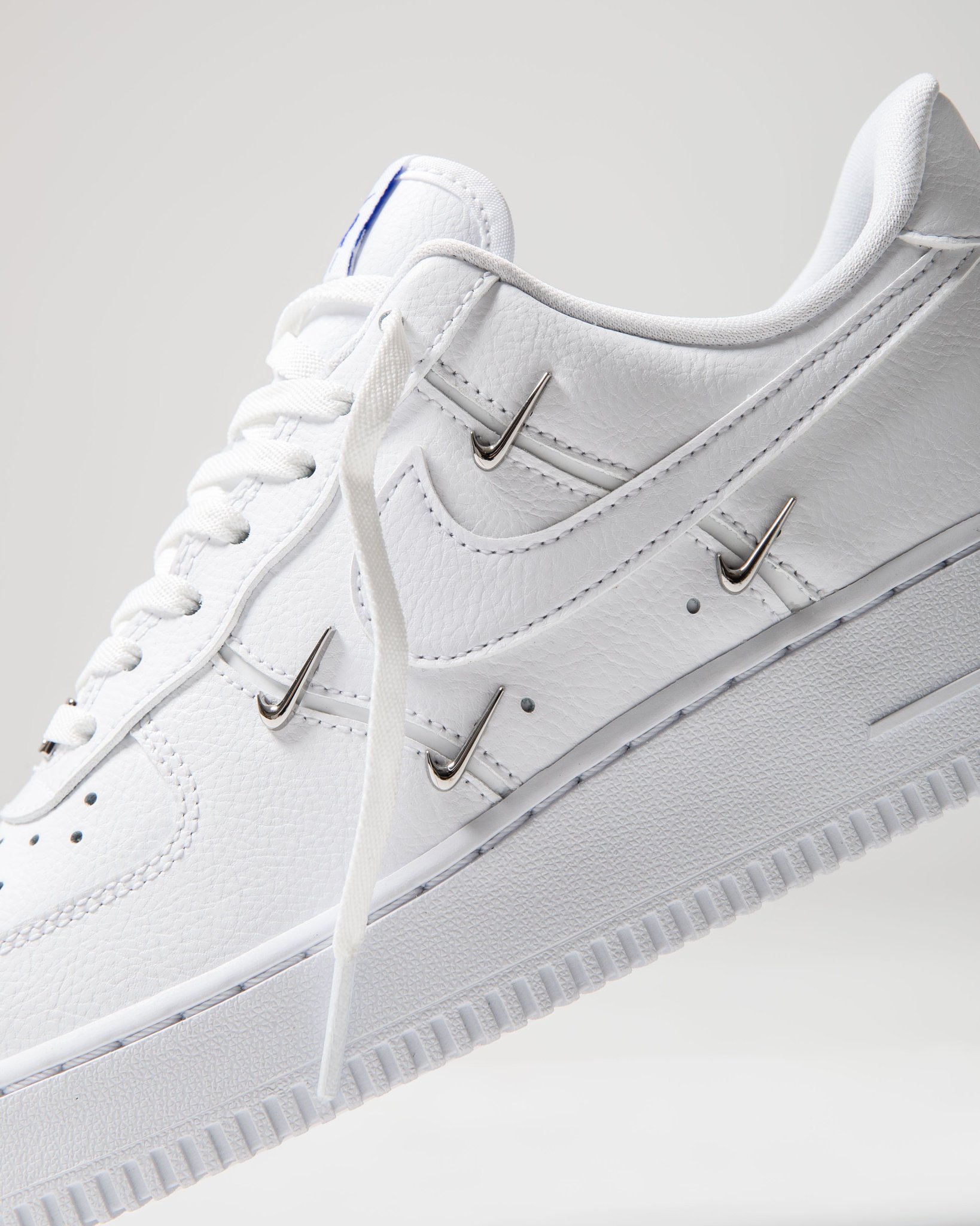 Nike air force clearance 1 with metallic swoosh