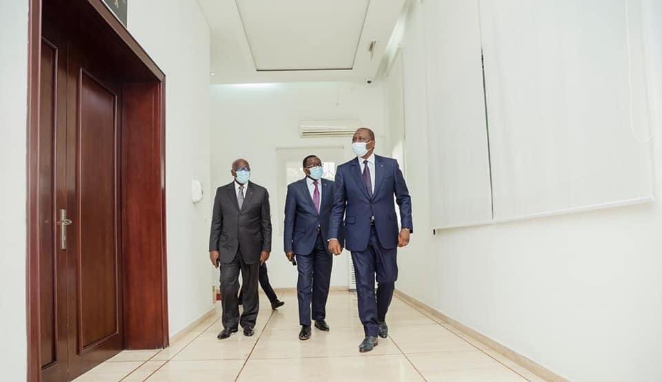 CotedIvoire_off's tweet photo. #FlashCiv
M. Jacques Anouma a présenté officiellement sa candidature à la présidence de la Confédération Africaine de Football (CAF) au Premier Ministre @HamedBakayoko1.
Était présent à cette rencontre M. Danho Paulin, Ministre des Sports. https://t.co/WMBGFAoSXE