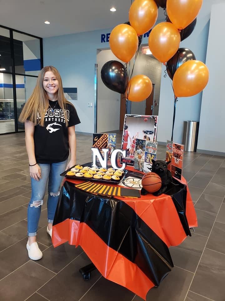 Oh she is signed and committed now! <a href="/ChelseaLindsey_/">Chelsea Lindsey</a>  Very proud of YOU! Can’t wait to watch you play at the next level! Thank you @JJDavisneosho1 for taking care of my player! @GoNeoshoWBball SHOOTER WALKING IN THE BUILDING!!! 💯💯💯