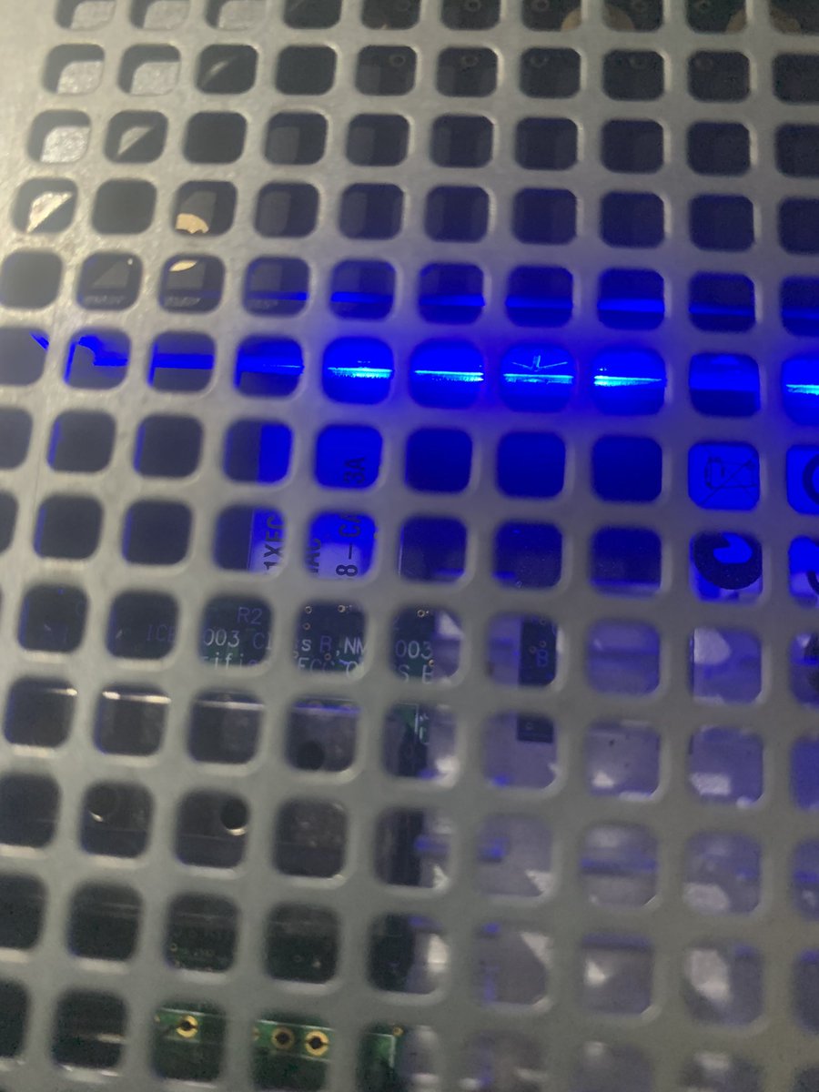 nico_mengine's tweet photo. @Titin_dev Hello @Titin_dev 
Effectivement ça marche bien je suis à 26.7°c depuis une semaine et plus aucun pb en lecture / écriture avec de très bon débits ...
Bon juste leur lumière dessus je trouve ça inutile (dans notre cas d’un serveur) 👍 https://t.co/hBkgXTjxbf