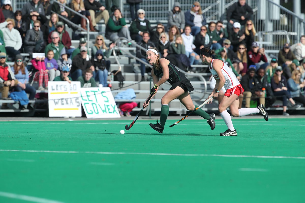 DartmouthFH's tweet photo. #TBT to 2017 🚨⠀
⠀
#️⃣2️⃣1️⃣ Senior, Jensen Palmer receives a pass and quickly dribbles past a Cornell forward to try and distribute the ball upfield.
⠀
#gobiggreen https://t.co/OatKlZn9IB