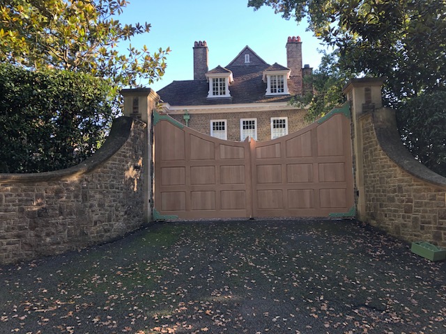 OakLeafGates's tweet photo. From our workshop to your property. 🏠

Here at Oak Leaf Gates we pride ourselves on not only our craftsmanship but also our skilled engineers who receive great compliments upon their departure. 

Find out more about the Oak Leaf process - https://t.co/UXJtbEGi6P https://t.co/MREs67MAM6