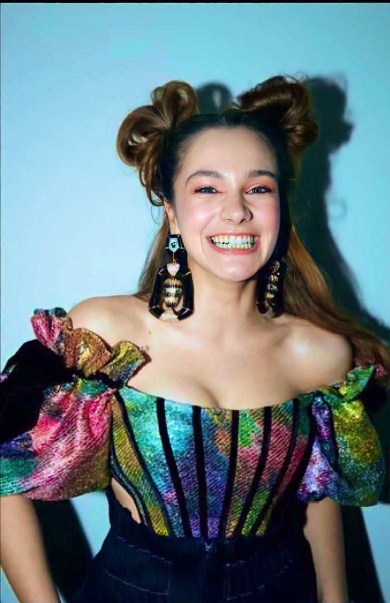 pinkbycharlotte's tweet photo. Çok iyisin çoook😍 
Her poza ayrı ayrı bayıldım💜💛

#MirayDaner #PartMagazine https://t.co/GUZSy6epmY