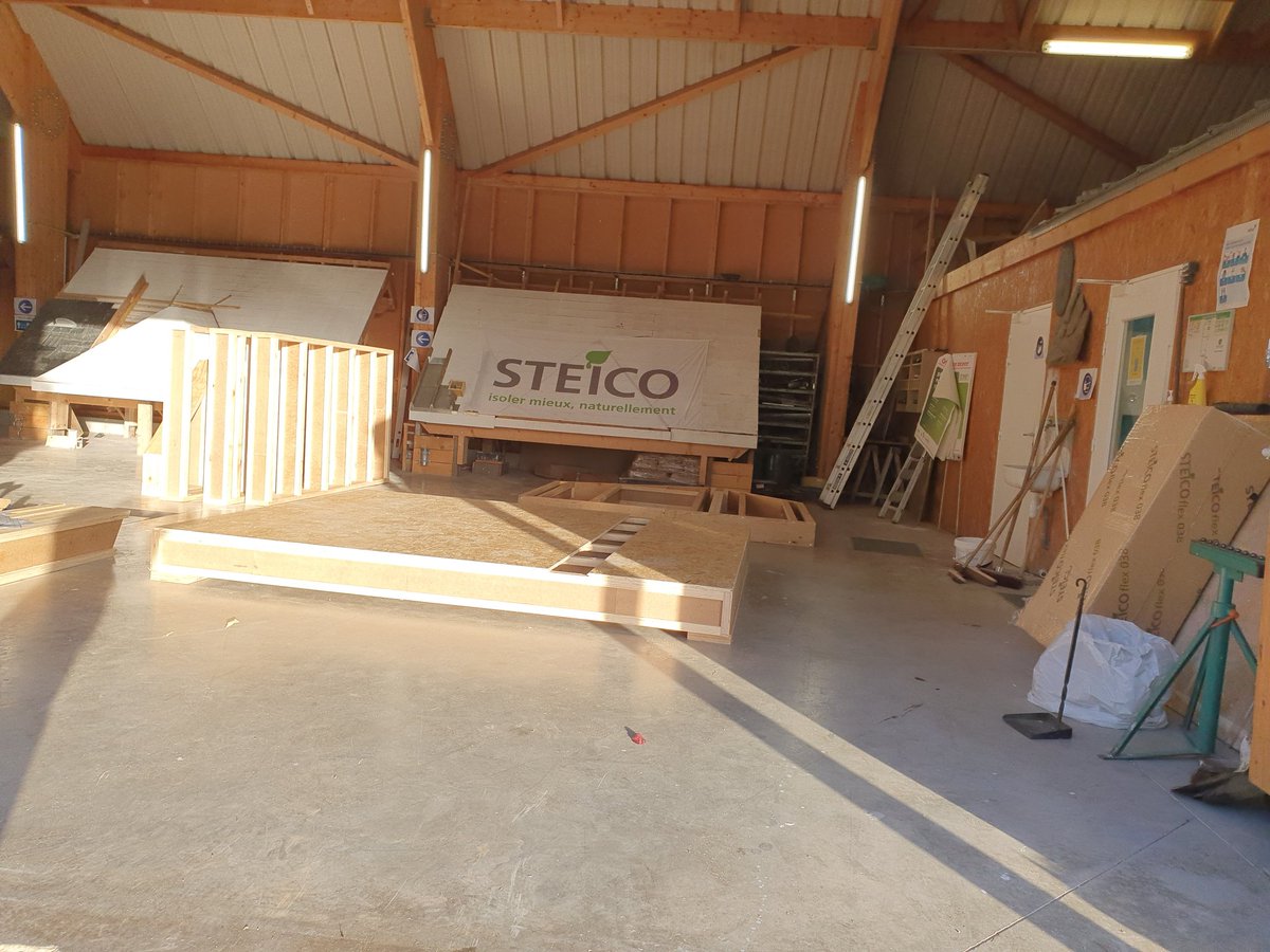 HouelCeline's tweet photo. Le centre de lardy @AFPA_IDF @Afpa_Formation une nouvelle fois engagé dans les matériaux verts  et au plus près des professionnels. Merci a @SteicoUK pour ces 2 jours de formation a destination des pros du #batiment https://t.co/5RnIRoGNCd