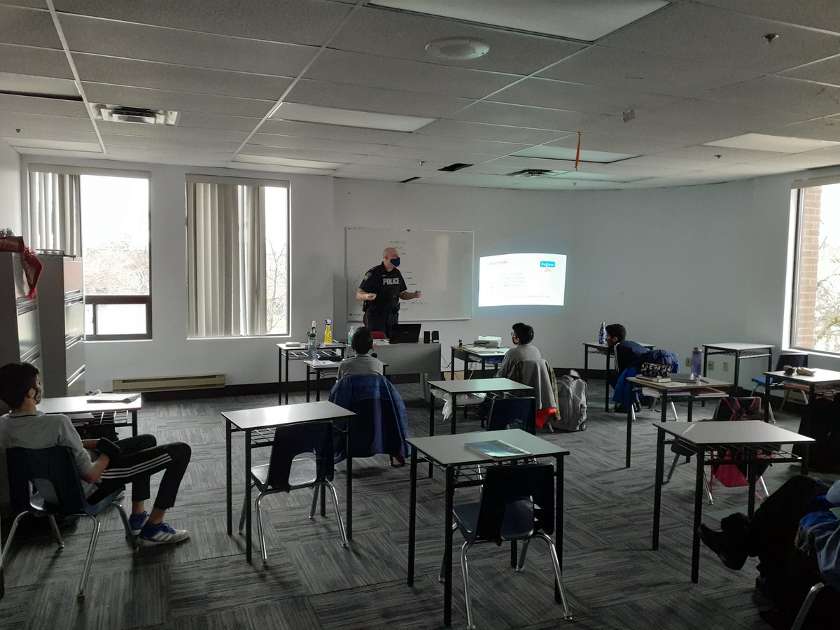 PRPyouthed's tweet photo. Youth Education Officer Cst Billy &amp; Cst Amar delivered a presentation about Digital Leadership/Social Media to grade 8
@OfficerBillyPRP
 @Hiltz1847 @Dawson2265 @PeelPolice 
@MDapat1919 https://t.co/aShvfXKNWC