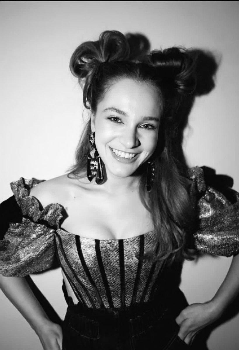LaVieEnGlow's tweet photo. Her yer Miraylansın her yeer😍😍

#MirayDaner #PartMagazine https://t.co/vVogM8ZPVh