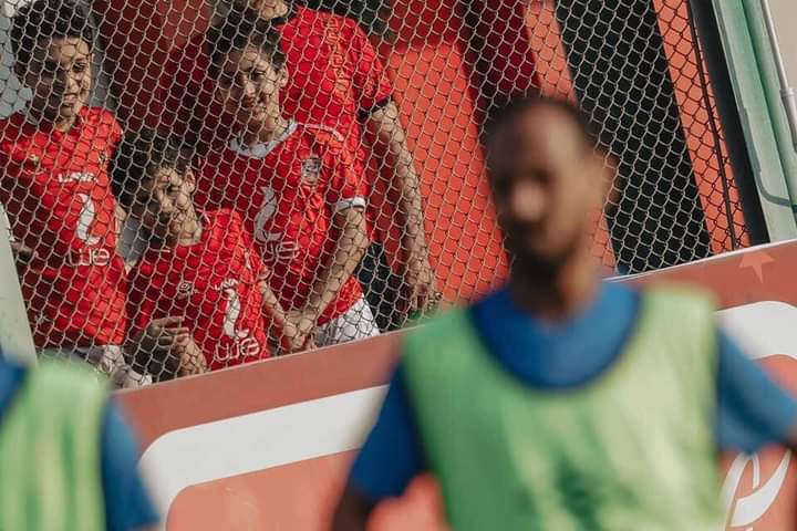 انا الاهلي اللي ربي و علم بكلمه حب مسموعه .. وجيل من بعد جيل بيسلم و رايته تملي مرفوعه❤️❤️
#اهلي_ياكبير_افريقيا_للجماهير