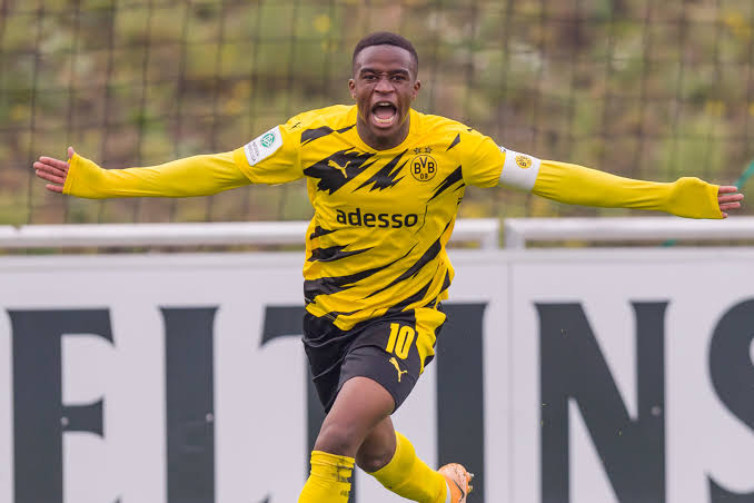 Moukoko first played U-17 footy as a 12 yr old and made his debut with the U-19s at 14! In 19-20, he scored 34 goals in 20 apps for Dortmund’s U-19s. This season, he has played 4 games and scored 13 goals, with at least a hat trick in each match. Including vs Schalke in the derby