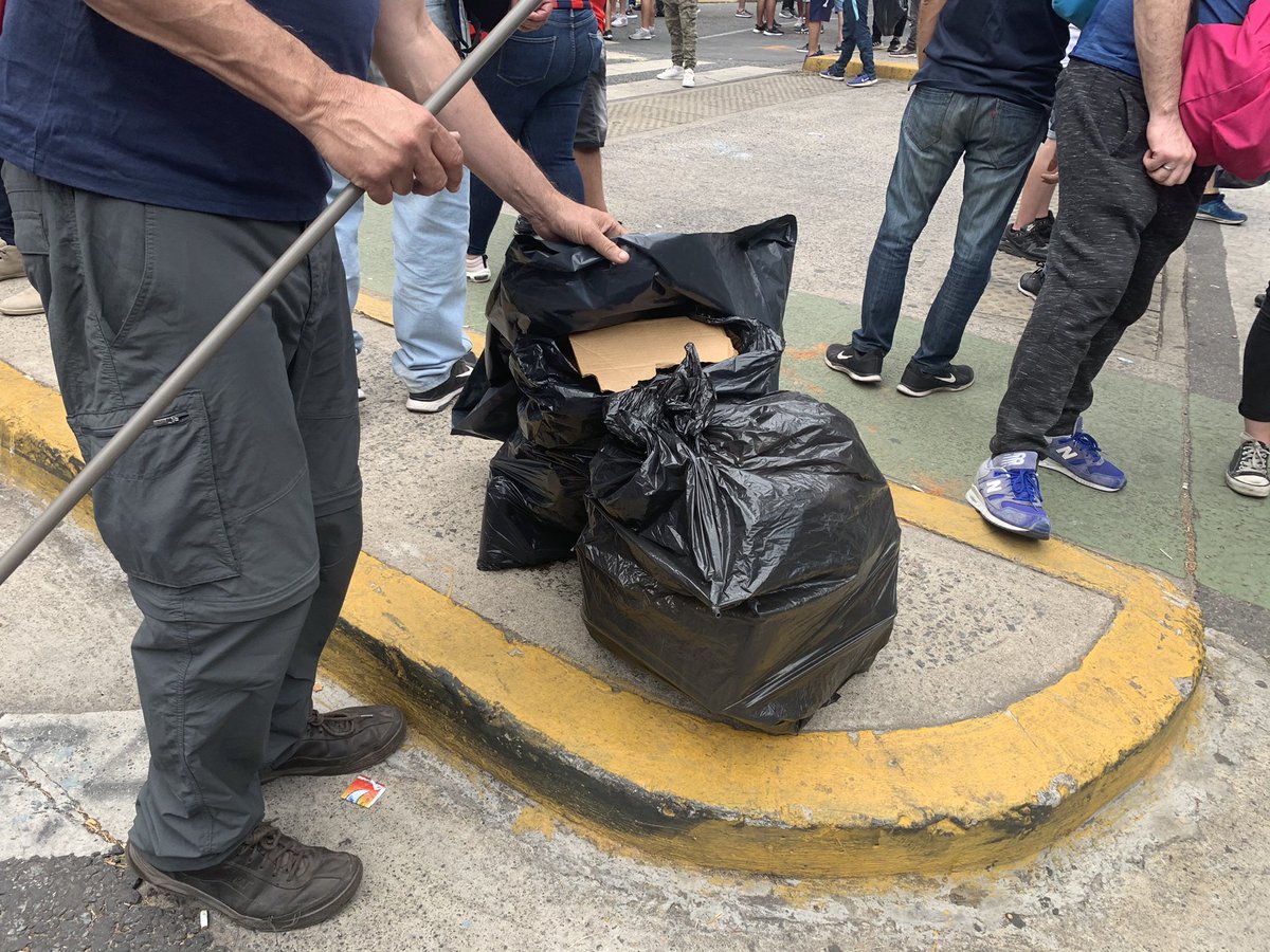 MarceCulotta's tweet photo. #El19NTodosALaLegislatura 
Así trabaja el voluntariado de hinchas y socios de San Lorenzo para dejar limpio y en condiciones alrededor de la legislatura. Impecable!

Todo en orden, en paz y limpio 
Somos SAN LORENZO !!!
#SiALaLeyDeRezonificacion https://t.co/HM7X3pJTbu