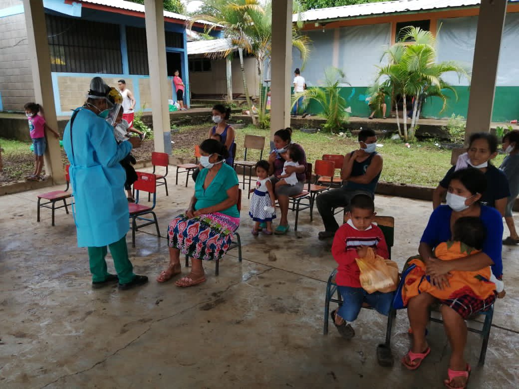 RSD_CORTES's tweet photo. #ActividadesdeCampo
#NoParamos
El equipo de @2FuerzaHonduras y #CodigoVerde, realiza atención médica en albergue Escuela ubicado en aldea La Virtud, aldea afectada por derrumbes ocasionados por #IOTA ubicada en el municipio de #SanFranciscoDeYojoa.
#NoEstasSolo #TodosSomosCortes https://t.co/p0FYLbA5CY