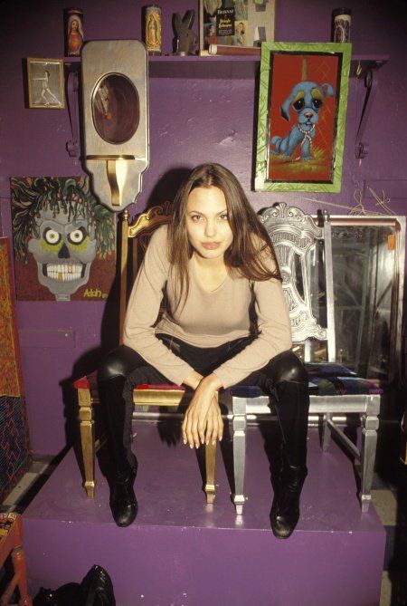 Joliethings's tweet photo. angelina jolie sitting https://t.co/q3gYwzSLC0