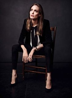 Joliethings's tweet photo. angelina jolie sitting https://t.co/q3gYwzSLC0