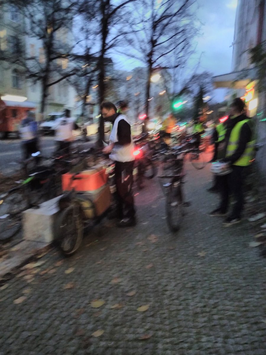 In Gedenken an den am 17.11.20 auf der Caprivibrücke getöteter Radfahrer haben ADFC u CC heute um 17:30h eine Mahnwache organisiert. Unser Mitgefühl gilt den Angehörigen u Freund* innen. Stopp killing cyclist!