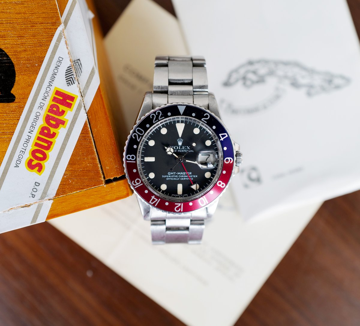 TheWatchGang's tweet photo. Did you know the #Rolex #GMTMaster was initially developed in 1954 to assist airline pilots during transatlantic flights? The contrasting hues of the popular Pepsi bezel was designed to help the user distinguish between day & night hours when reading the GMT-hand! #watchknowledge https://t.co/ZV7g58mUCm