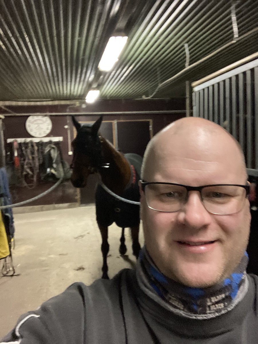 AlanenJani's tweet photo. HyvÀÀ kansainvÀlistÀ miestenpÀivÀÀ! Vaikka on pimeÀÀ, tuulista ja sadetta niin jaksaa vaan hymyilyttÀÀ #ravit #oxstable #oxhousefortyfour #vatanen #paluulÀhestyy @Biofarmoy https://t.co/o7j7Cq9VA0
