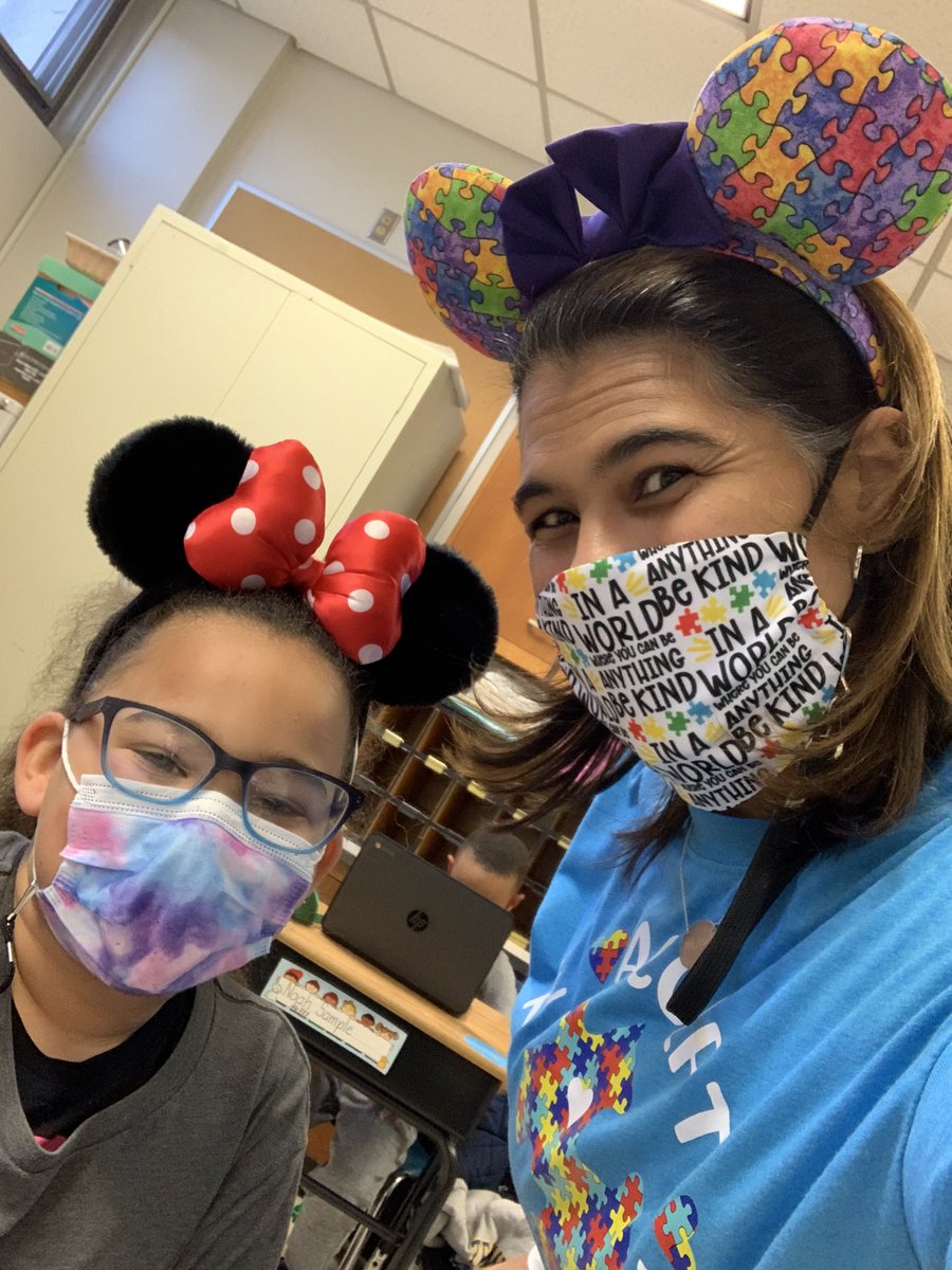 MsCubito's tweet photo. Love when I can find students who have the same idea as me for Spirit Day! #36pride @glenoldenschool https://t.co/qduis5GfJl