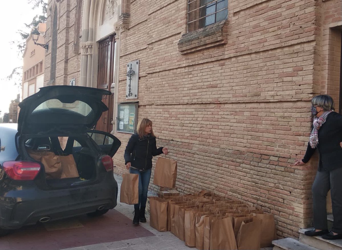 AjSesrovires's tweet photo. Avui hem recollit la donació al Banc d’Aliments Parroquial #Sesrovires que ha fet l’Associació contra el càncer #Ampert amb 65 lots de productes d’higiene personal (xampú, gel, desodorant...).
#gràcies https://t.co/egJKHNWG7X
