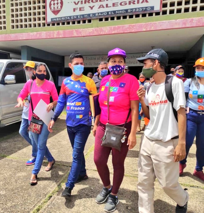 GabrielFrancoJ's tweet image. #19Nov | Desde el Sector Barrio Guayana, Circuito 2, Parroquia Unare participamos en Asamblea RAAS y nos desplegamos casa a casa en la comunidad. 

#VenVamosJuntos6D
#CLAPEnVanguardia
@nicolasmaduro @CCDariovivas @venjuventud2020