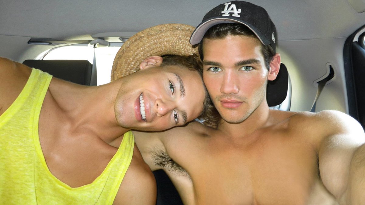 лежат друг на друге. качок соблазнил натурала. гомо в фильмах. соблазн натурала. парни развлекаются друг с другом.