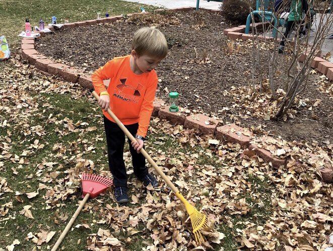 SeabergTeacher's tweet photo. Our preschoolers are giving our FM a little assistance. 🍁🍂 @DutchDolphins @JeffcoSchoolsCo https://t.co/Ut0YwjLtBb