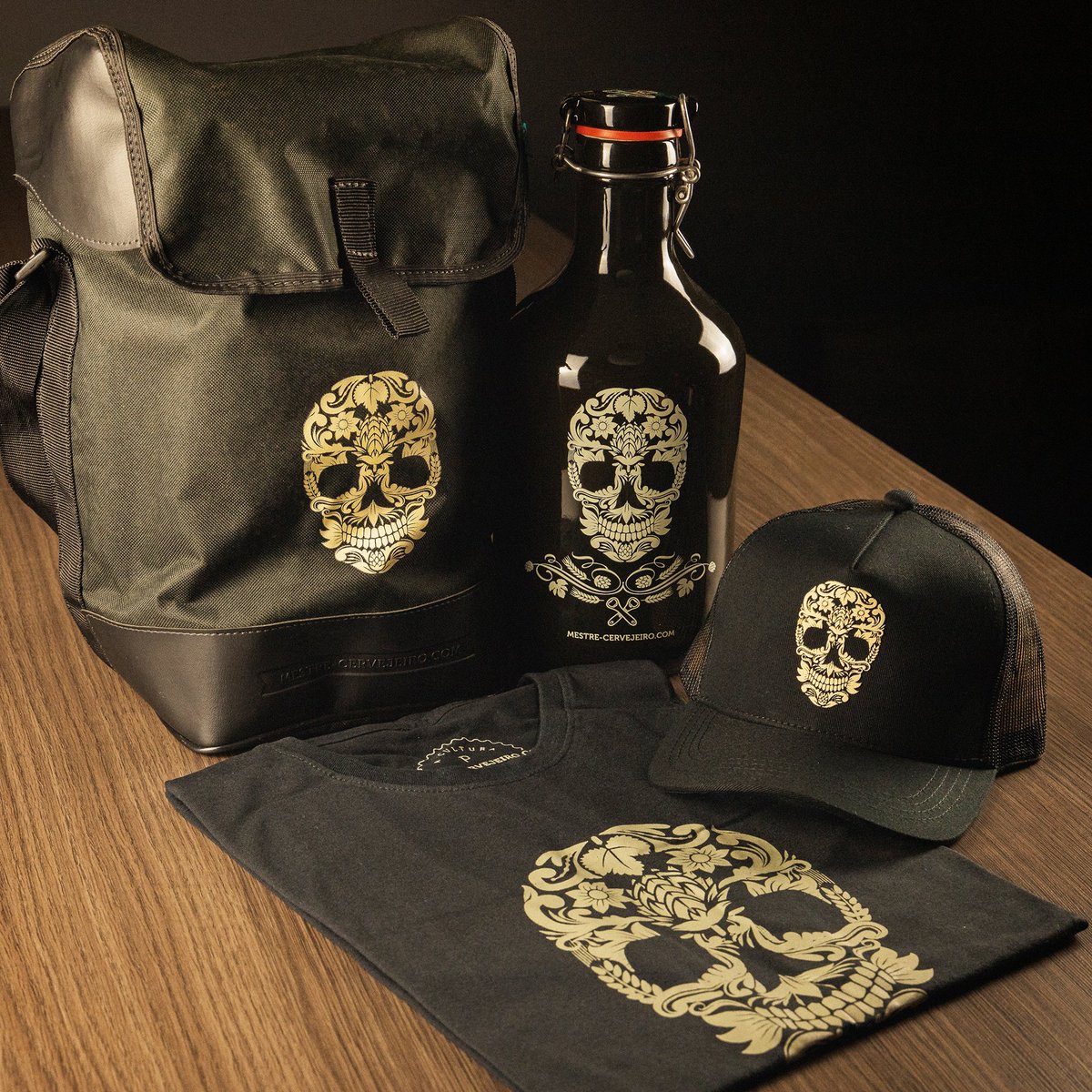 Gosta de caveira e de cerveja? 

Na coleção Lúpulo na Caveira temos Growler, Growler Bag, camiseta, boné e abridor de parede, todos de cor preta com a nossa estampa de caveira exclusiva.

Os produtos estão a venda nas nossas lojas físicas e na loja virtual.