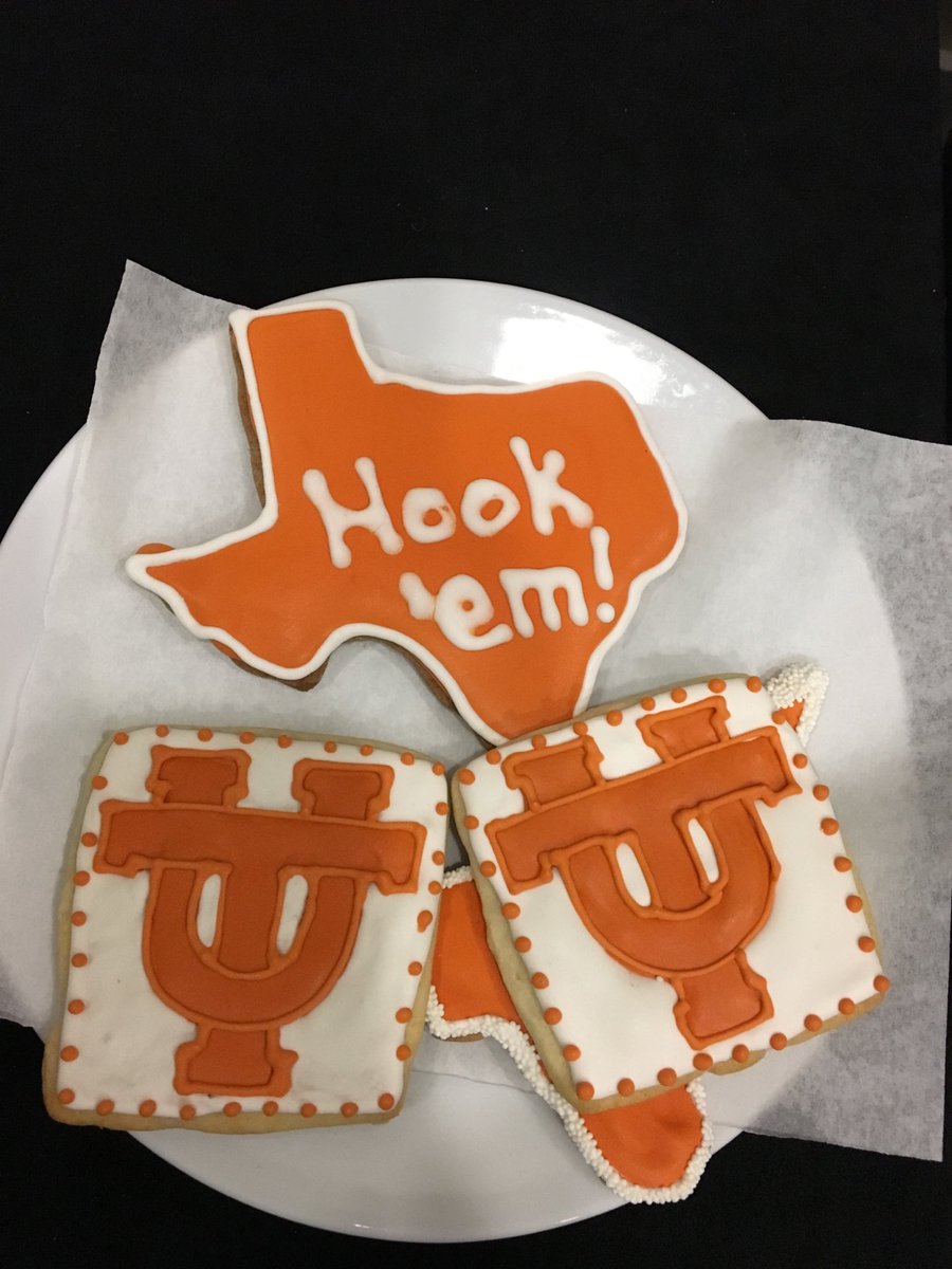 DrLisaRubin's tweet photo. One of my favorite @ASHEoffice memories was at #ASHE2017 in my hometown, #HigherEdSibs other half @JPLforAmerica was my roommate, and we got our parents to come to the hotel for the @utexascoe reception because we are all @TexasExes! 🤘 https://t.co/M18dRiMtMU
