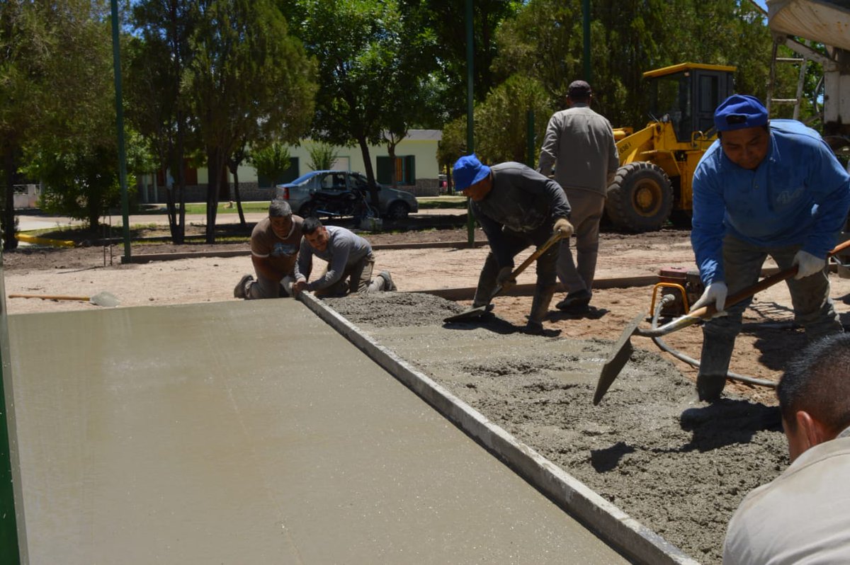CABMatienzoOk's tweet photo. #CanchaDePadel 🎾Con mano de obra local, continuan los trabajos para la construcción de este nuevo espacio. 
 El piso va tomando forma🙌 https://t.co/oQJh7kJC0X